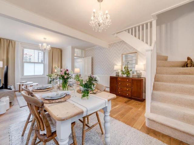 London E14 2 bed terraced house to rent £2,750 pcm £635 pw