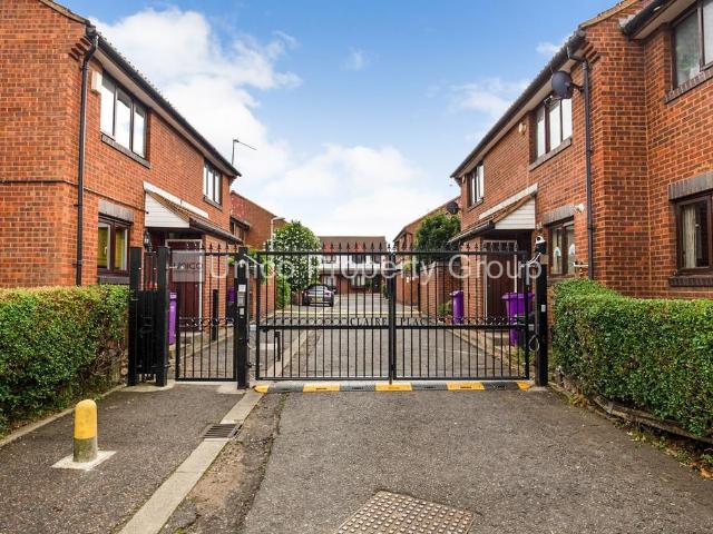 London E14 2 bed terraced house to rent £2,200 pcm £508 pw