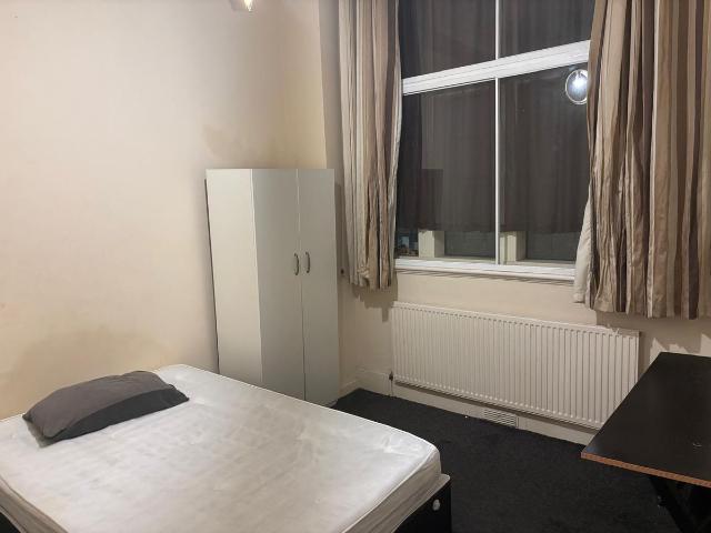 London E14, 3 bed flat to rent, £740 pcm | PrimeLocation