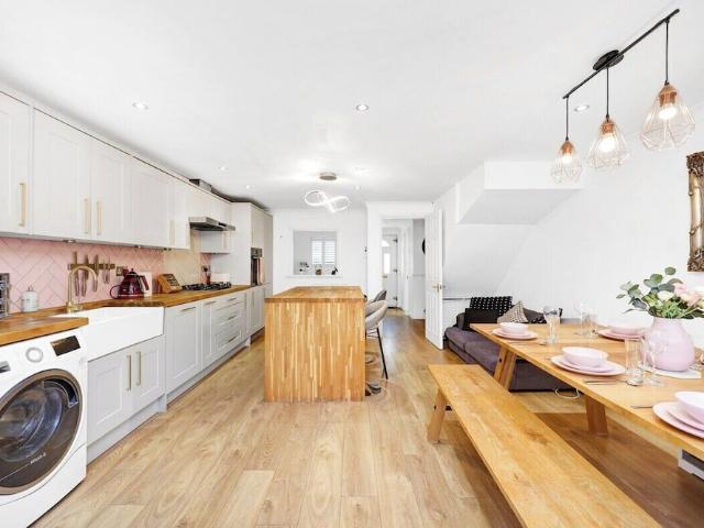 London, E14 7HU, United Kingdom | 3 bed townhouse for rent #117787648 | Rentberry