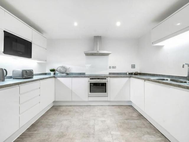 London, E14 8JH, United Kingdom | 2 bed apartment for rent #165878863 | Rentberry