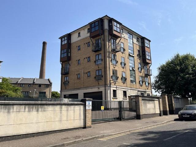 London E16 2 bed flat to rent £1,900 pcm £438 pw