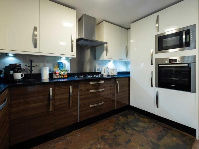 London, E16 2RJ, United Kingdom | 4 bed house for rent #160301459 | Rentberry
