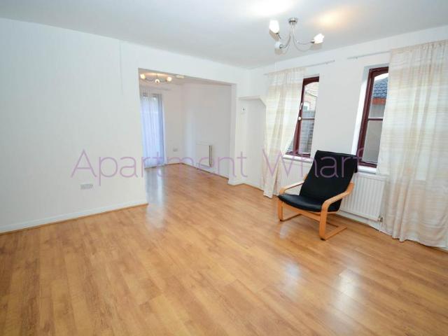 London E16 3 bed flat to rent £2,210 pcm £510 pw