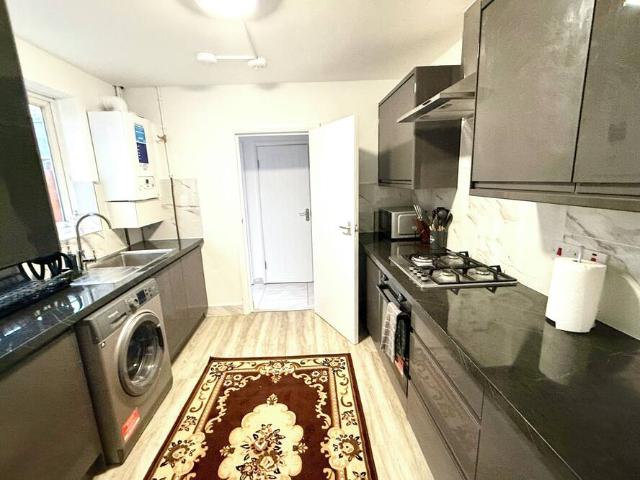 London, E16 4NW, United Kingdom | 5 bed house for rent #171530268 | Rentberry