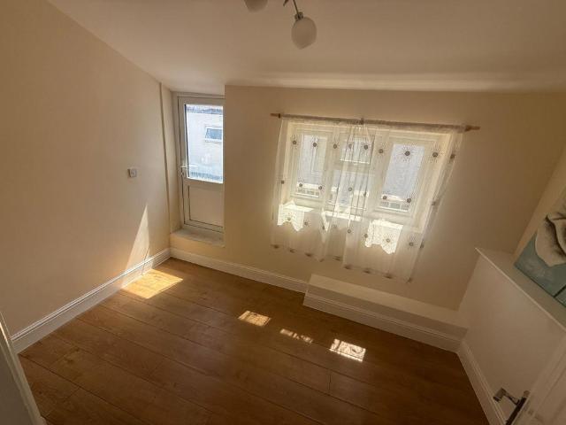 LONDON E12 4 bed flat to rent £700 pcm £162 pw
