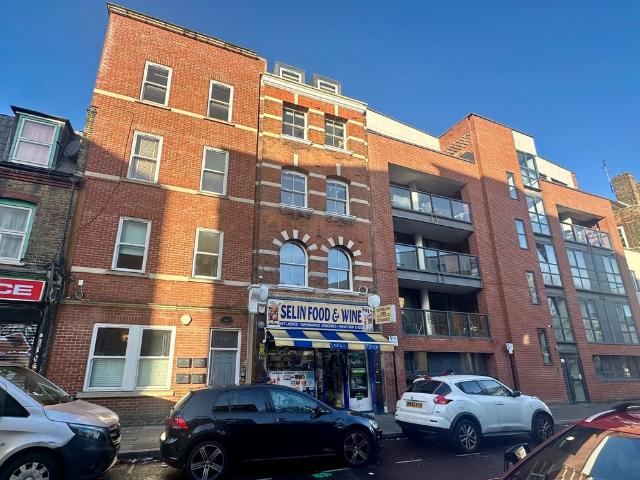 London E2 1 bed apartment to rent £2,550 pcm £588 pw