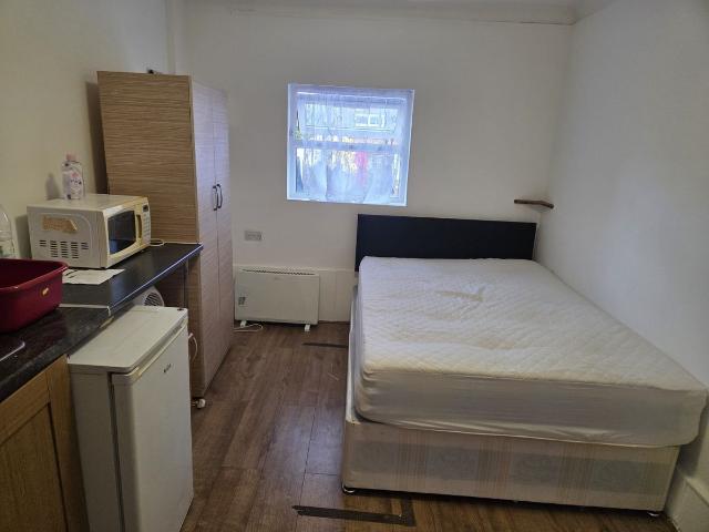 London E5, Studio to rent, £1,300 pcm | PrimeLocation