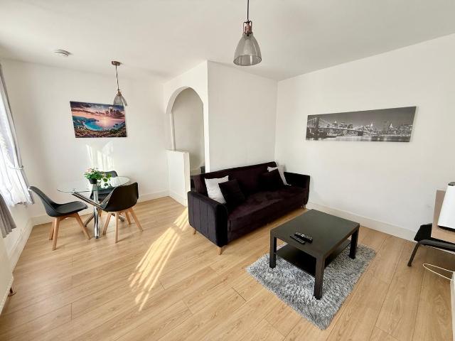 London E7, 3 bed flat to rent, £2,200 pcm | PrimeLocation