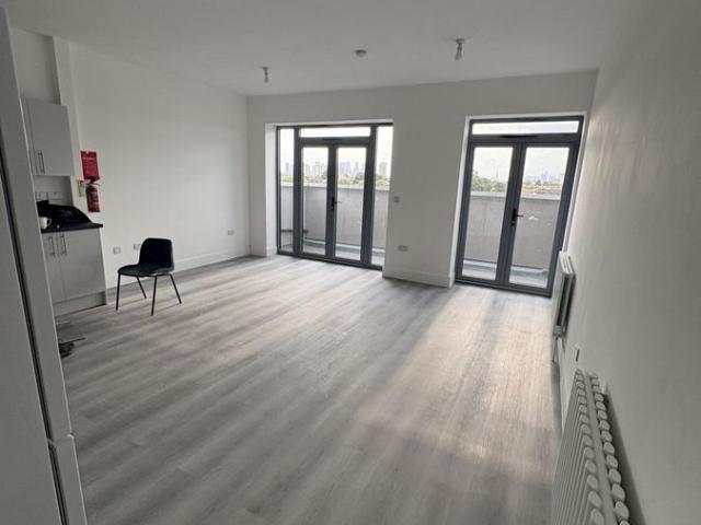 London E7, 3 bed flat to rent, £2,800 pcm | PrimeLocation
