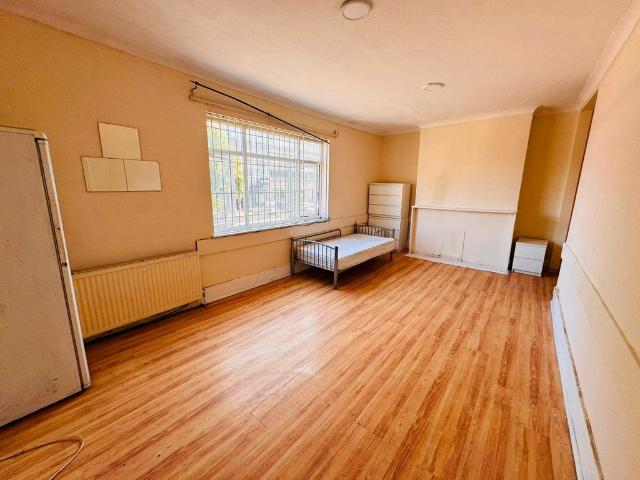 London E7 1 bed in a house share to rent £1,050 pcm £242 pw