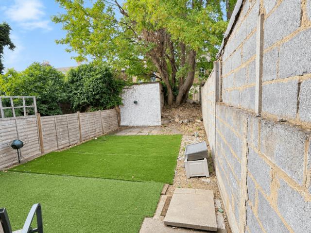 London, E7 2 bed flat to rent £1,600 pcm £369 pw