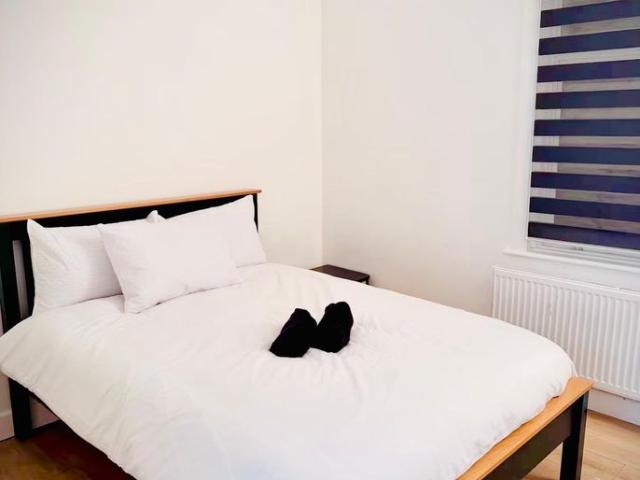 London E7, 2 bed flat to rent, £2,000 pcm | PrimeLocation