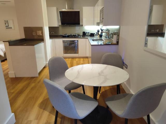 London EC4A 1 bed flat to rent £2,800 pcm £646 pw
