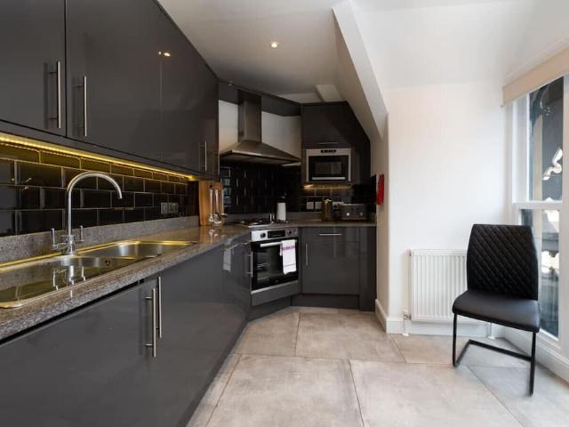 London, EC4A 2BH, United Kingdom | 3 bed apartment for rent #96045375 | Rentberry