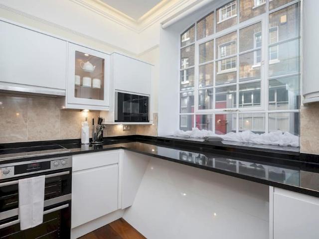 London, EC1A 7AB, United Kingdom | 3 bed apartment for rent #147466368 | Rentberry