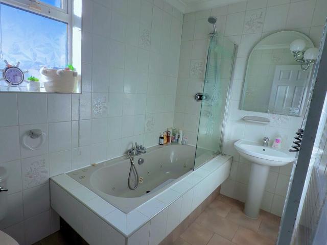 London, Fairlop, ENGLAND, GB | Room for rent #163418702 | Rentberry