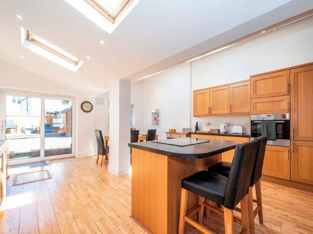 London, KT6 4EL, United Kingdom | 2 bed house for rent #170086130 | Rentberry