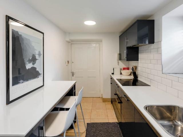 London, KT8 9BX, United Kingdom | 1 bed apartment for rent #167372257 | Rentberry