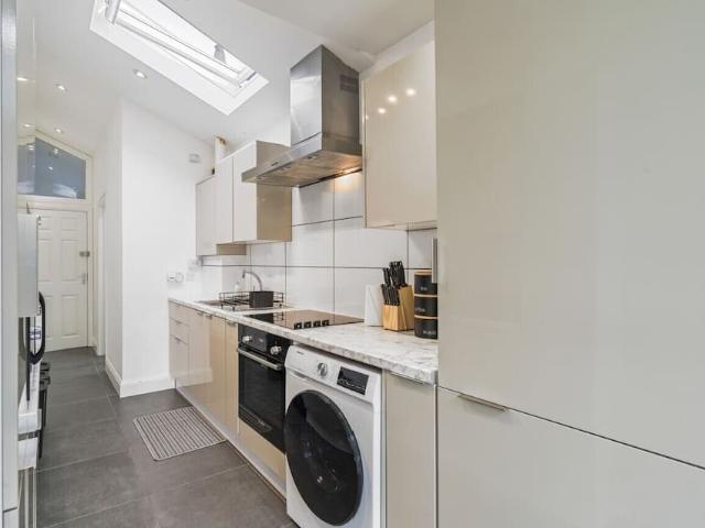 London, KT3 5RJ, United Kingdom | 1 bed house for rent #165047863 | Rentberry