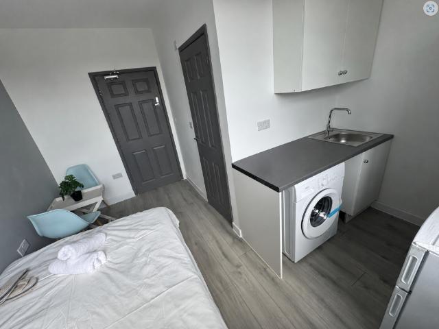 London HA8, Studio to rent, £1,200 pcm | PrimeLocation