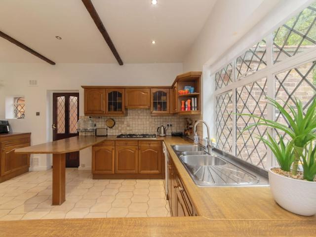 London, HA8 7QX, United Kingdom | 4 bed house for rent #154383435 | Rentberry