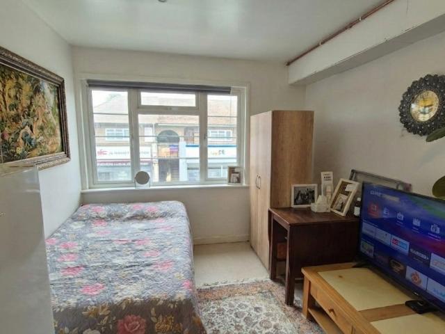 London HA2, Studio to rent, £1,150 pcm | PrimeLocation