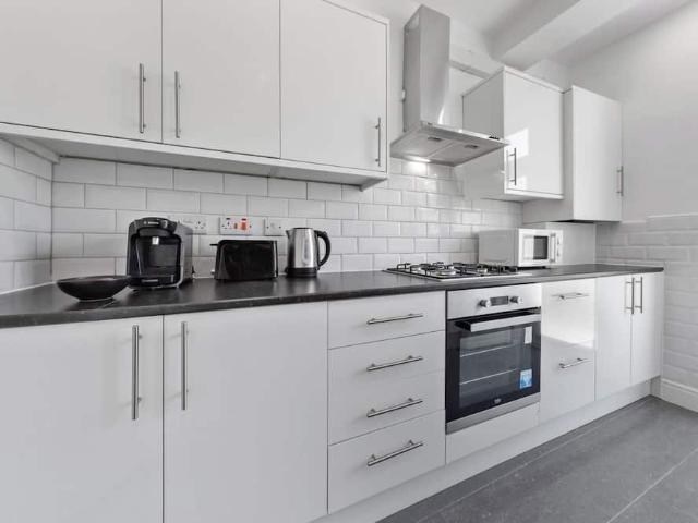 London, IG6 1DZ, United Kingdom | 4 bed house for rent #170594025 | Rentberry