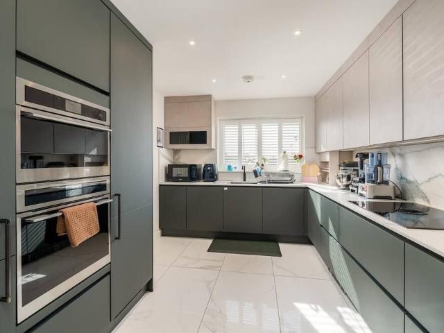 London, IG8 8FG, United Kingdom | 4 bed house for rent #168016098 | Rentberry