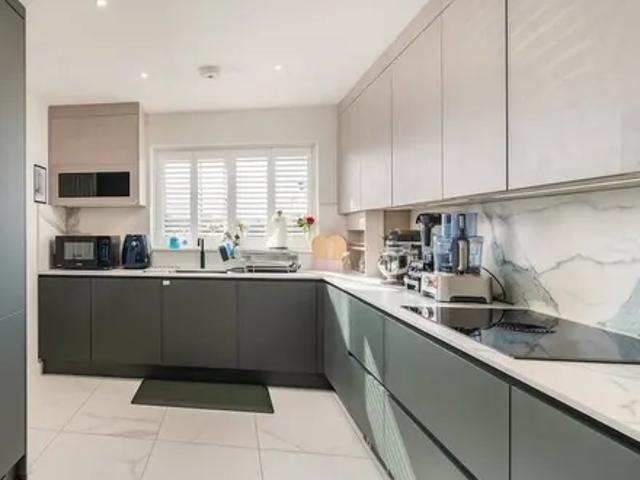London, IG8 8FG, United Kingdom | Studio house for rent #168016098 | Rentberry
