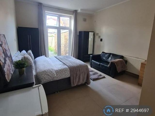 London, London, NW2 1 bed in a house share to rent £1,430 pcm £330 pw