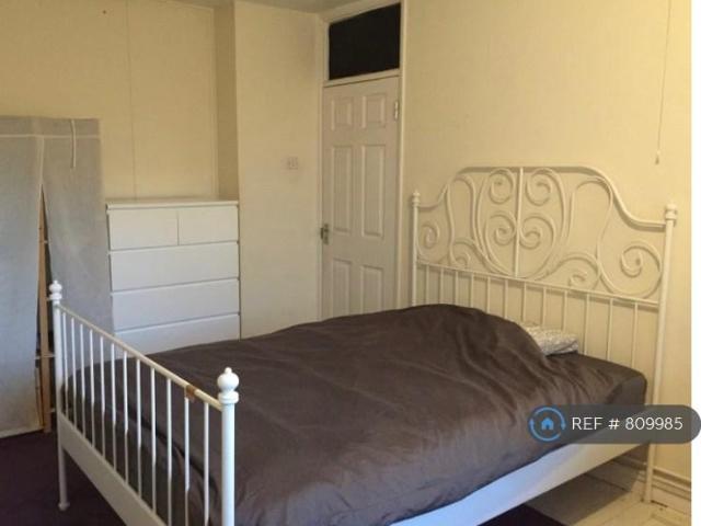 London, London, SW19 4 bed flat to rent £2,650 pcm £612 pw