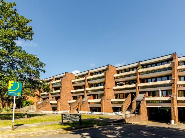 London Lane, Bromley BR1, 2 bed flat to rent, £1,750 pcm | PrimeLocation