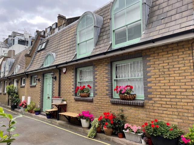 London Mews, Paddington W2 2 bed mews to rent £3,200 pcm £738 pw