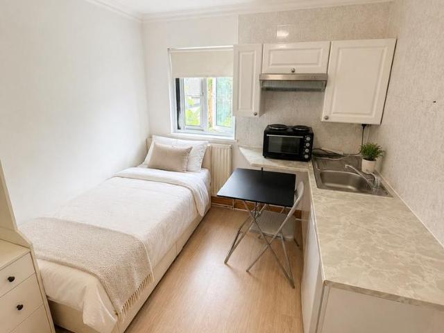 London, N16 Studio to rent £1,000 pcm £231 pw