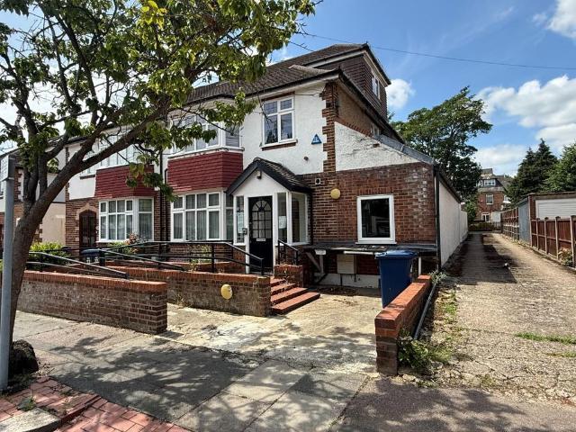 London N20, 4 bed semi detached house to rent, £3,200 pcm | PrimeLocation