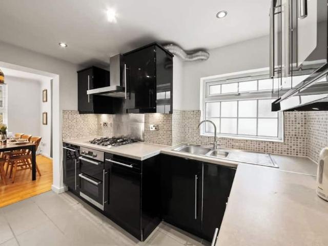 London, N2 8DS, United Kingdom | 4 bed house for rent #171074014 | Rentberry