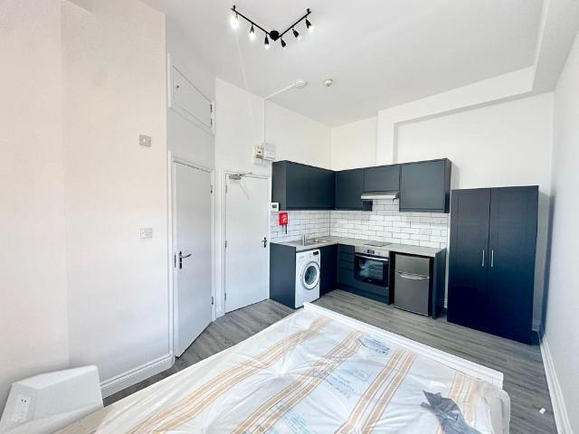 London NW4 Studio to rent £1,150 pcm £265 pw