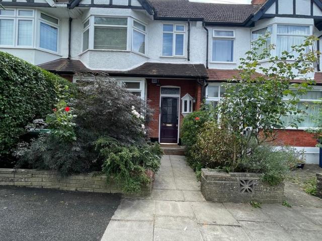 London NW7 3 bed terraced house to rent £2,400 pcm £554 pw