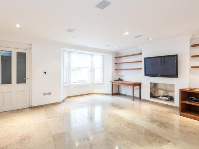 London NW8 5 bed semi detached house to rent £18,499 pcm £4,269 pw
