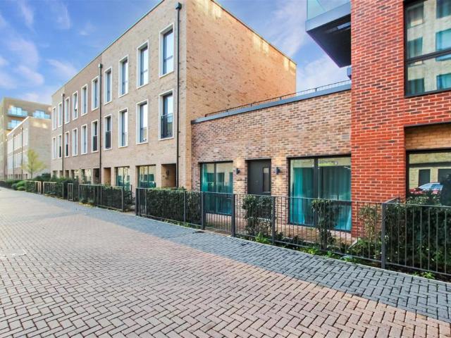 London NW9 1 bed flat to rent £2,250 pcm £519 pw