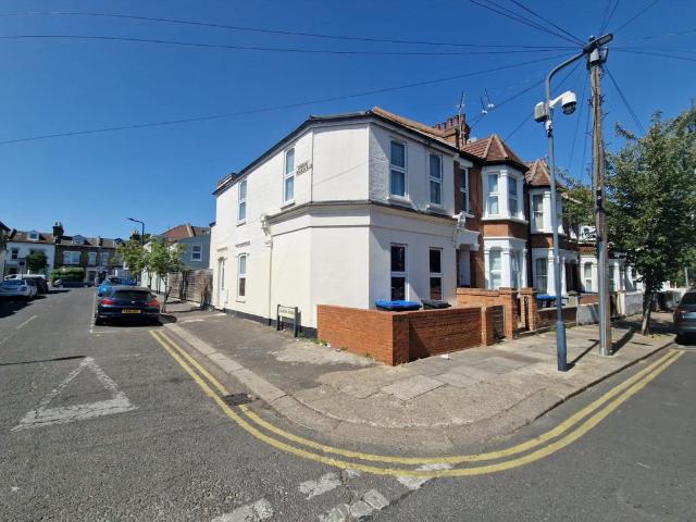 London NW10 5 bed end of terrace house to rent £3,200 pcm £738 pw