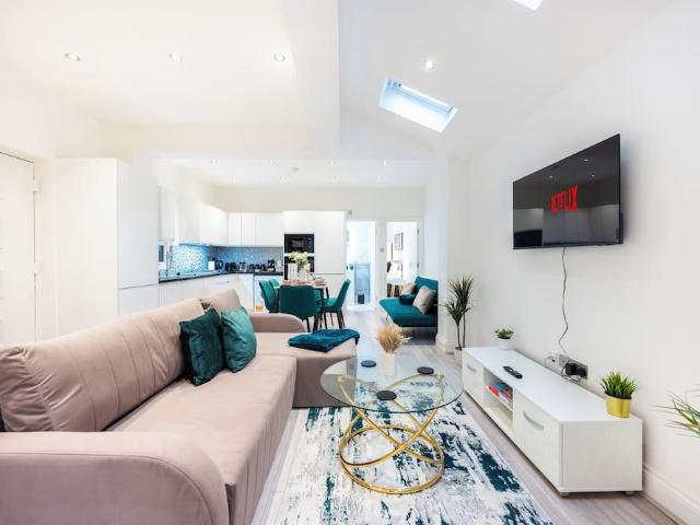 London, NW10 6ED, United Kingdom | 3 bed apartment for rent #165050372 | Rentberry