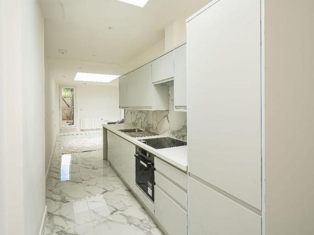 London NW3 2 bed flat to rent £2,600 pcm £600 pw