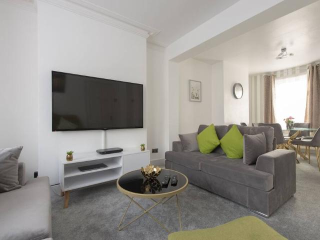 London, SE18 2EN, United Kingdom | 3 bed house for rent #97127854 | Rentberry