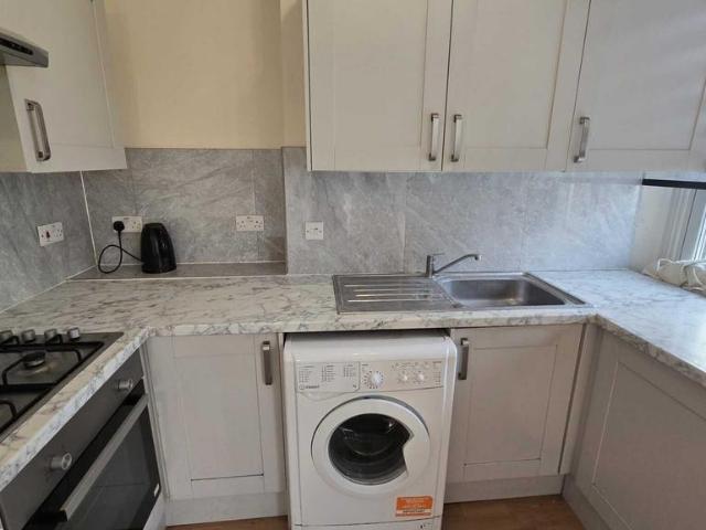London SE20 2 bed flat to rent £1,550 pcm £358 pw