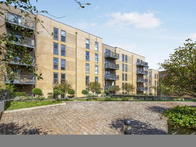 London SE20 2 bed flat to rent £2,150 pcm £496 pw