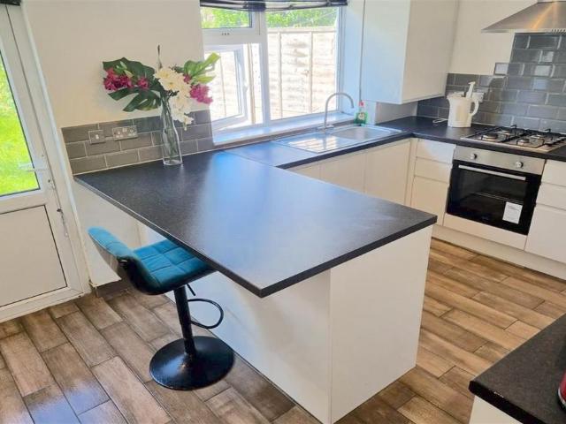 London SE25 2 bed terraced house to rent £2,400 pcm £554 pw