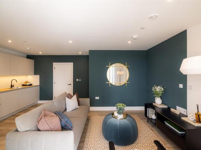 London Square, Croydon, CR0 2 bed apartment to rent £2,000 pcm £462 pw