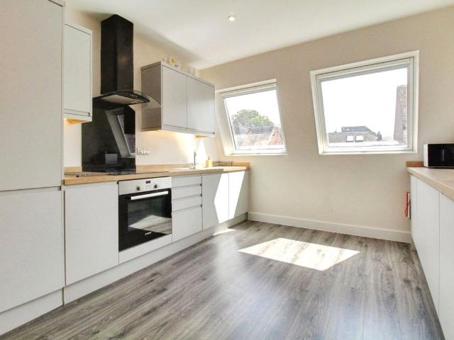 London Street, Basingstoke, Hampshire RG21, 2 bed flat to rent, £1,300 pcm | PrimeLocation